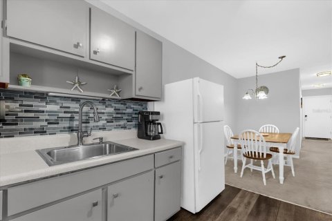 Condo in Cocoa Beach, Florida, 1 bedroom  № 1884134 - photo 14