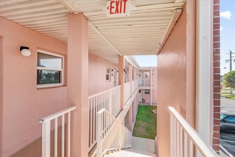Condo in Cocoa Beach, Florida, 1 bedroom  № 1884134 - photo 22