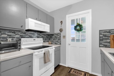 Condo in Cocoa Beach, Florida, 1 bedroom  № 1884134 - photo 13