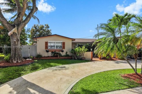 Villa ou maison à vendre à Pembroke Pines, Floride: 3 chambres, 139.54 m2 № 2065315 - photo 2