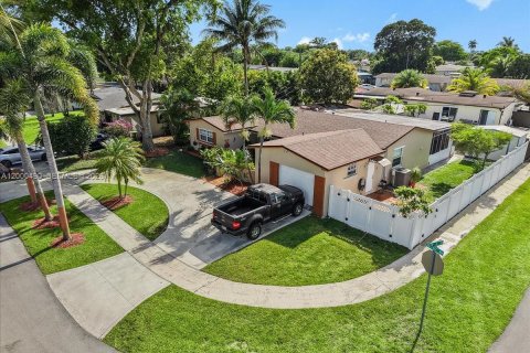 Villa ou maison à vendre à Pembroke Pines, Floride: 3 chambres, 139.54 m2 № 2065315 - photo 27