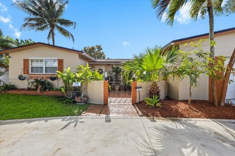 Villa ou maison à vendre à Pembroke Pines, Floride: 3 chambres, 139.54 m2 № 2065315 - photo 3