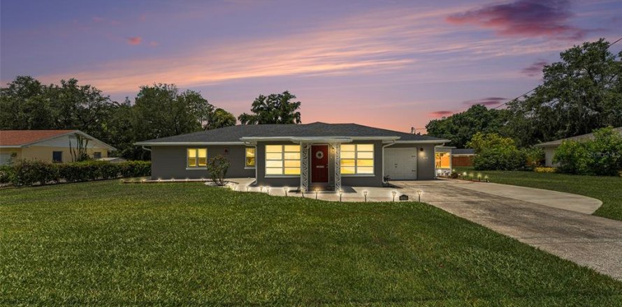 House in Winter Haven, Florida 4 bedrooms, 184.41 sq.m. № 1268043