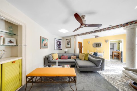 Casa en alquiler en Miami, Florida, 3 dormitorios, 151.24 m2 № 1992099 - foto 3