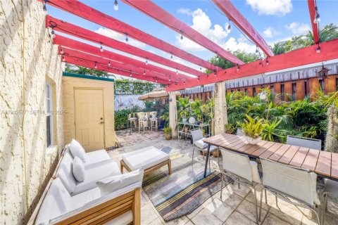 Casa en alquiler en Miami, Florida, 3 dormitorios, 151.24 m2 № 1992099 - foto 21