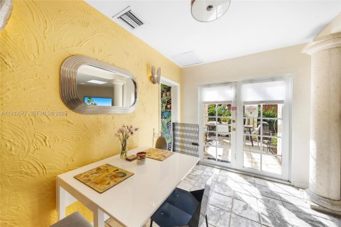 Casa en alquiler en Miami, Florida, 3 dormitorios, 151.24 m2 № 1992099 - foto 17