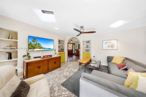 Casa en alquiler en Miami, Florida, 3 dormitorios, 151.24 m2 № 1992099 - foto 4