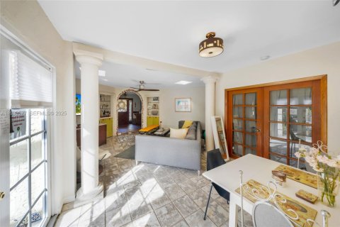 Casa en alquiler en Miami, Florida, 3 dormitorios, 151.24 m2 № 1992099 - foto 2