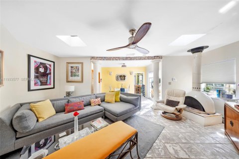 Casa en alquiler en Miami, Florida, 3 dormitorios, 151.24 m2 № 1992099 - foto 15