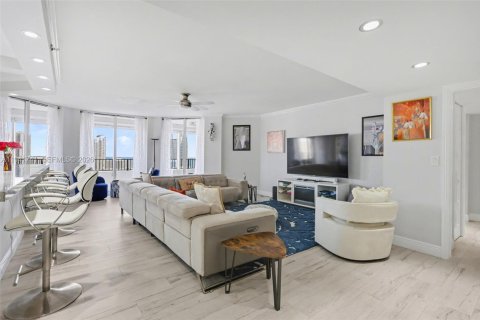 Condominio en alquiler en Hallandale Beach, Florida, 2 dormitorios, 155.8 m2 № 2054894 - foto 11