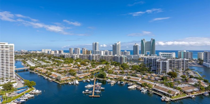 Condominio en Hallandale Beach, Florida, 2 dormitorios  № 2054894
