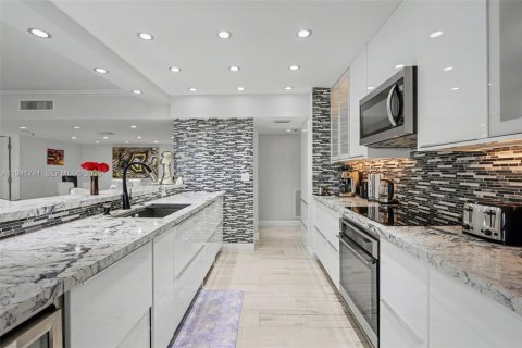 Condominio en alquiler en Hallandale Beach, Florida, 2 dormitorios, 155.8 m2 № 2054894 - foto 28