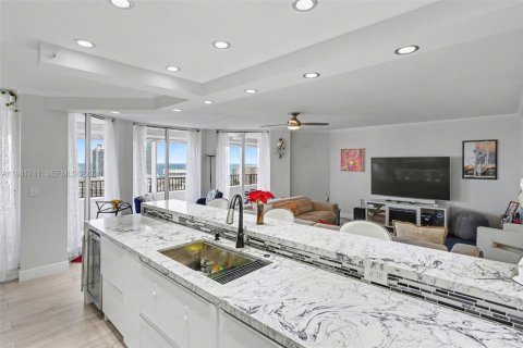 Condominio en alquiler en Hallandale Beach, Florida, 2 dormitorios, 155.8 m2 № 2054894 - foto 27