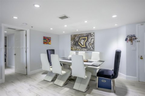 Condominio en alquiler en Hallandale Beach, Florida, 2 dormitorios, 155.8 m2 № 2054894 - foto 9