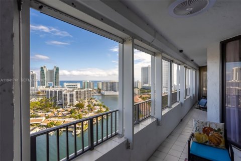 Condominio en alquiler en Hallandale Beach, Florida, 2 dormitorios, 155.8 m2 № 2054894 - foto 5