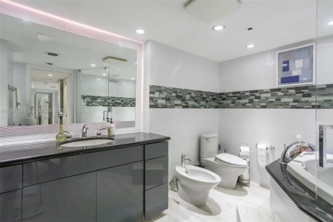 Condominio en alquiler en Hallandale Beach, Florida, 2 dormitorios, 155.8 m2 № 2054894 - foto 19