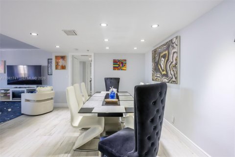 Condominio en alquiler en Hallandale Beach, Florida, 2 dormitorios, 155.8 m2 № 2054894 - foto 8