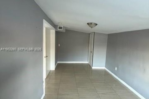 Casa en alquiler en West Park, Florida, 3 dormitorios, 118.73 m2 № 2059883 - foto 8