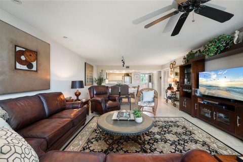 Condo in Punta Gorda, Florida, 2 bedrooms № 2114071 - photo 17