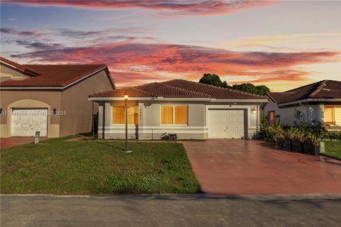 Villa ou maison à louer à Miami Gardens, Floride: 3 chambres, 157.19 m2 № 1990045 - photo 2