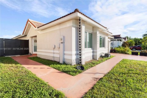 Villa ou maison à louer à Miami Gardens, Floride: 3 chambres, 157.19 m2 № 1990045 - photo 4