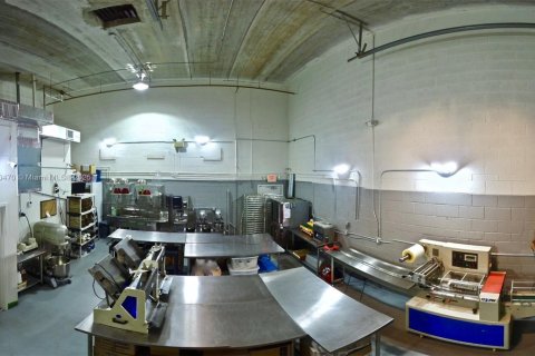 Commercial property in Doral, Florida № 2037353