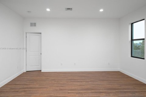 Снять в аренду виллу или дом в Лабель, Флорида 3 спальни, 142.14м2, № 1898187 - фото 18