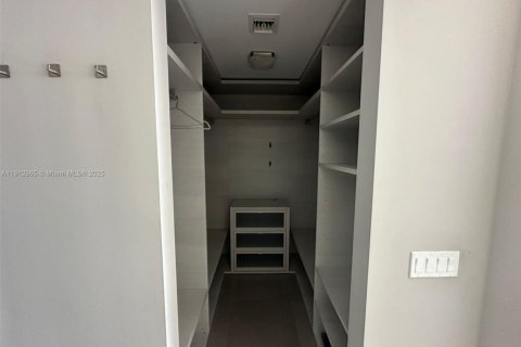 Condominio en alquiler en Miami, Florida, 1 dormitorio, 81.66 m2 № 1969265 - foto 22