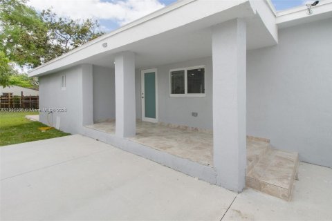 House in Miami, Florida 3 bedrooms, 99.96 sq.m. № 1953394 - photo 2