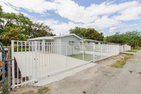 House in Miami, Florida 3 bedrooms, 99.96 sq.m. № 1953394 - photo 1