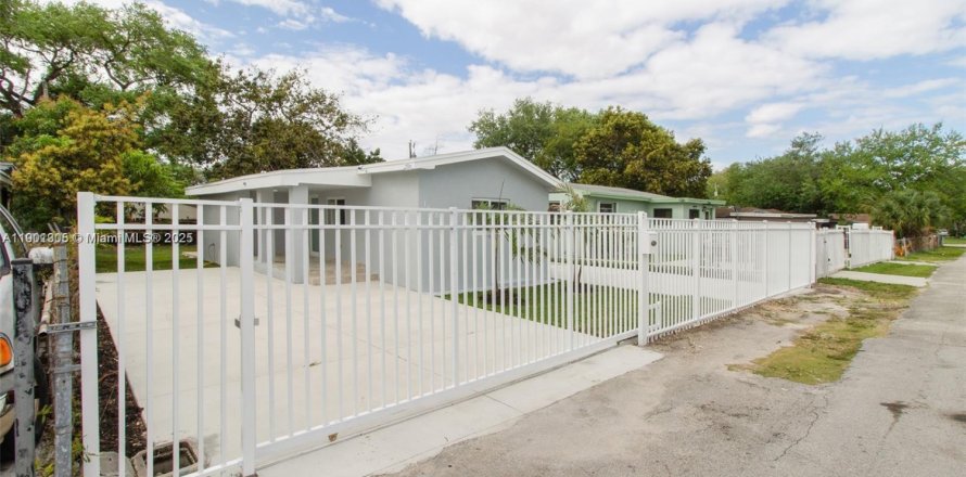 House in Miami, Florida 3 bedrooms, 99.96 sq.m. № 1953394