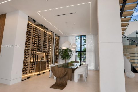 House in Miami, Florida 8 bedrooms, 699.55 sq.m. № 2189846 - photo 10