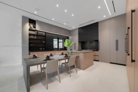 House in Miami, Florida 8 bedrooms, 699.55 sq.m. № 2189846 - photo 15