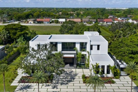 House in Miami, Florida 8 bedrooms, 699.55 sq.m. № 2189846 - photo 4