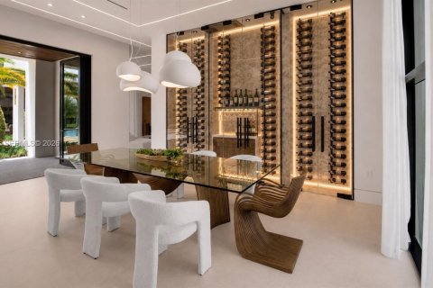 House in Miami, Florida 8 bedrooms, 699.55 sq.m. № 2189846 - photo 9