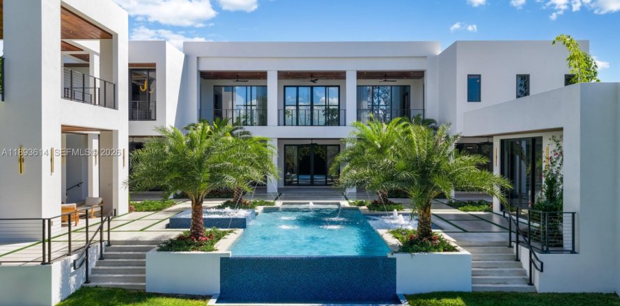 House in Miami, Florida 8 bedrooms, 699.55 sq.m. № 2189846