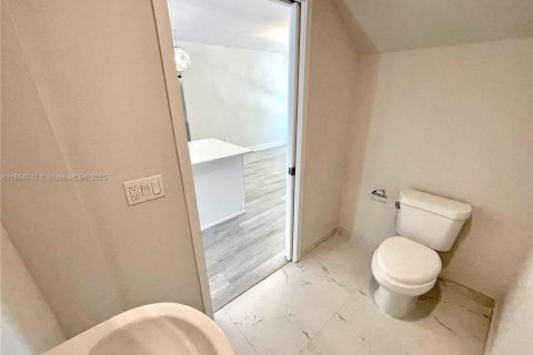 Condo in Miami, Florida, 2 bedrooms  № 1872709 - photo 4