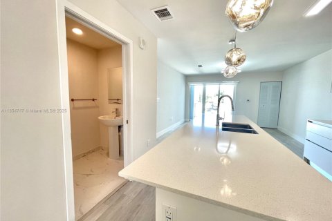 Condo in Miami, Florida, 2 bedrooms  № 1872709 - photo 5