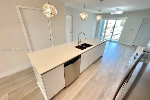 Condo in Miami, Florida, 2 bedrooms  № 1872709 - photo 1