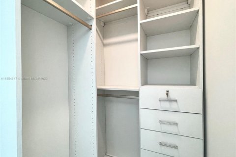 Condo in Miami, Florida, 2 bedrooms  № 1872709 - photo 11