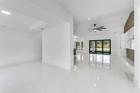 House in Lehigh Acres, Florida 4 bedrooms, 201.6 sq.m. № 2169475 - photo 3