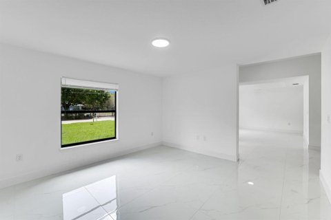 House in Lehigh Acres, Florida 4 bedrooms, 201.6 sq.m. № 2169475 - photo 17