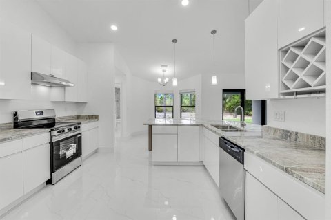 House in Lehigh Acres, Florida 4 bedrooms, 201.6 sq.m. № 2169475 - photo 7