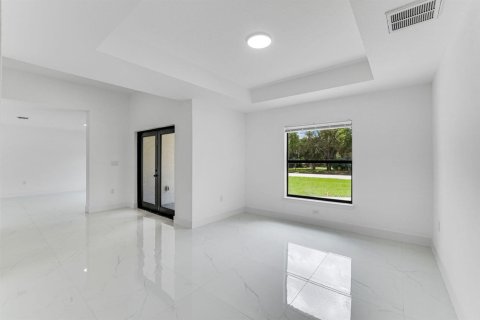 House in Lehigh Acres, Florida 4 bedrooms, 201.6 sq.m. № 2169475 - photo 2
