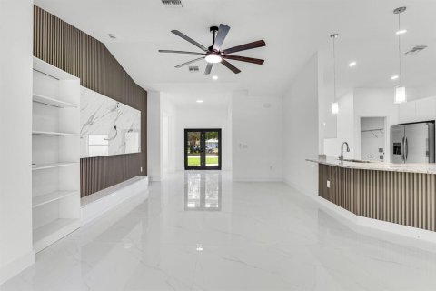 House in Lehigh Acres, Florida 4 bedrooms, 201.6 sq.m. № 2169475 - photo 5