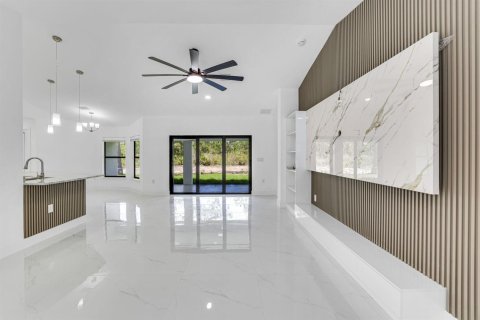 House in Lehigh Acres, Florida 4 bedrooms, 201.6 sq.m. № 2169475 - photo 4