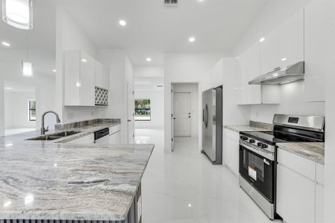 House in Lehigh Acres, Florida 4 bedrooms, 201.6 sq.m. № 2169475 - photo 6