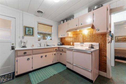 Commercial property in Gulfport, Florida 4 bedrooms, 180.97 sq.m. № 1882764 - photo 26