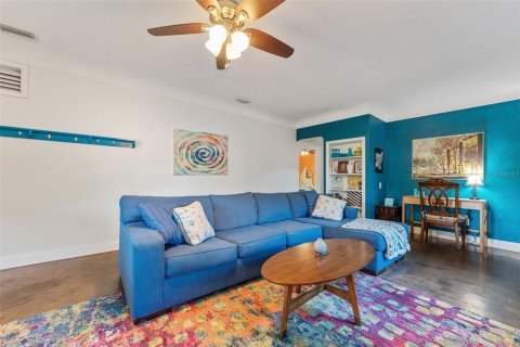 Commercial property in Gulfport, Florida 4 bedrooms, 180.97 sq.m. № 1882764 - photo 6