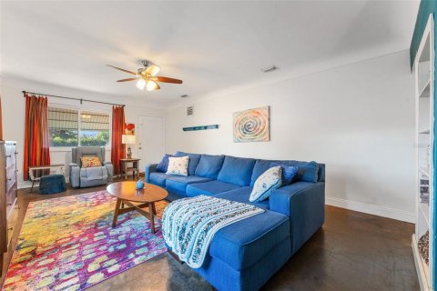 Commercial property in Gulfport, Florida 4 bedrooms, 180.97 sq.m. № 1882764 - photo 4